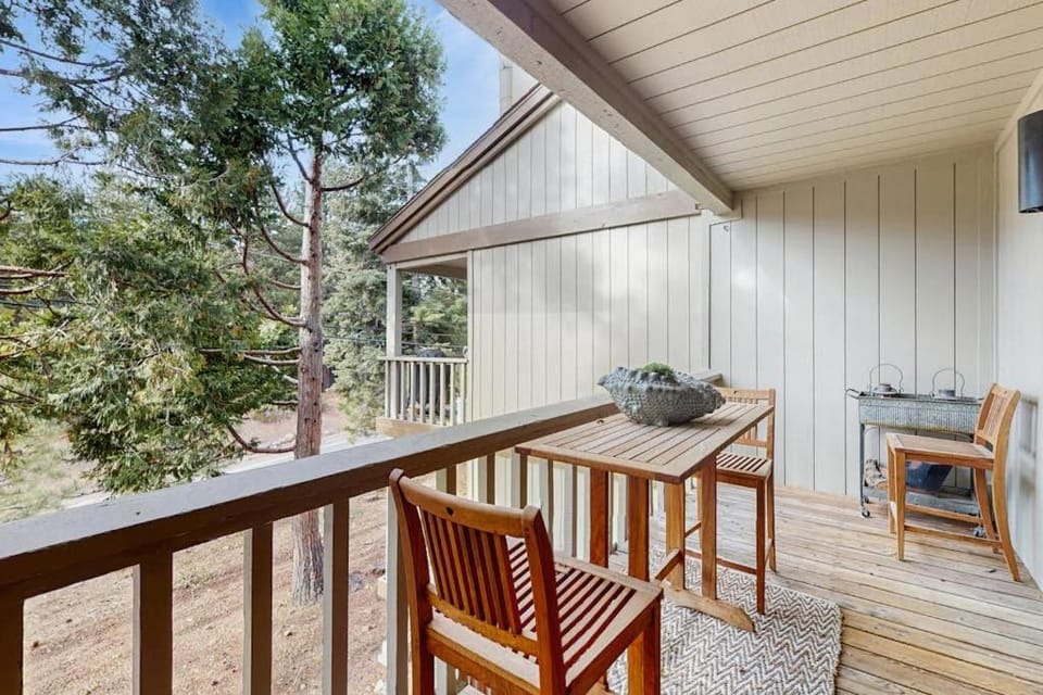Elegant Condo with a Great Kitchen Fireplace Decks Near Lake and Skiing House in Tahoe Vista