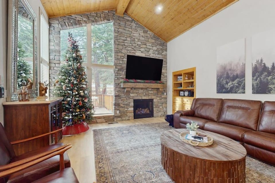 Magical mountain home with movie theater 9-person hot tub & full kitchen House in Northstar Drive