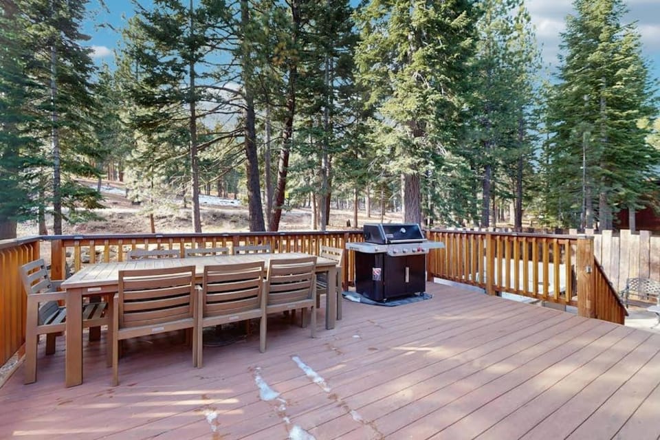 Magical mountain home with movie theater 9-person hot tub & full kitchen House in Northstar Drive