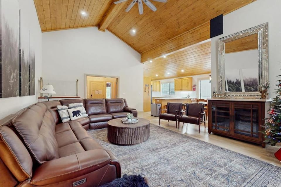 Magical mountain home with movie theater 9-person hot tub & full kitchen House in Northstar Drive