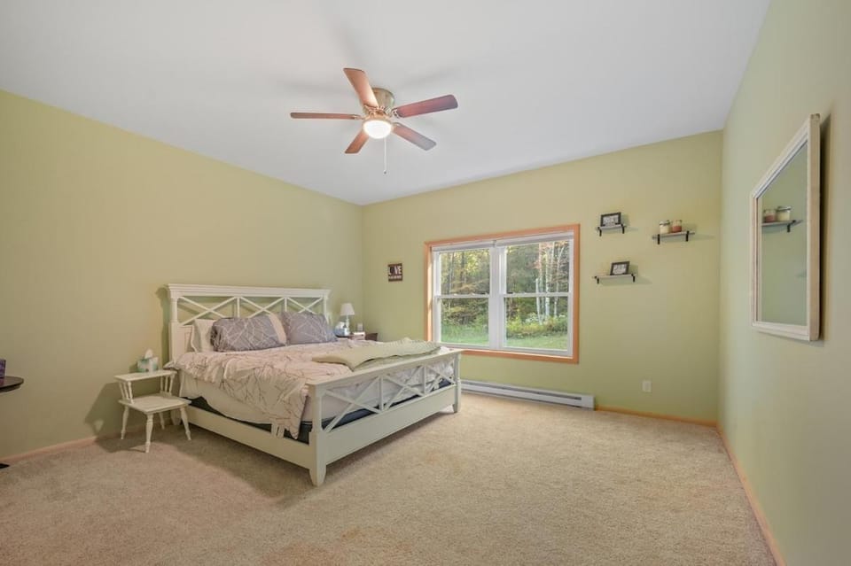 Spacious 9BR Catskills Retreat • Views + Game Room House in Pennsylvania
