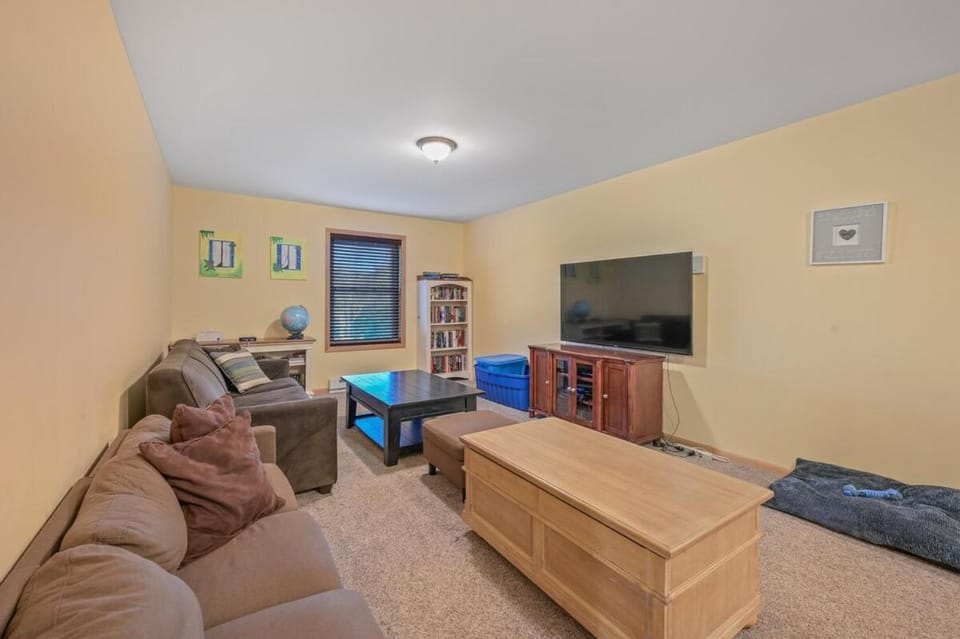 Spacious 9BR Catskills Retreat • Views + Game Room House in Pennsylvania