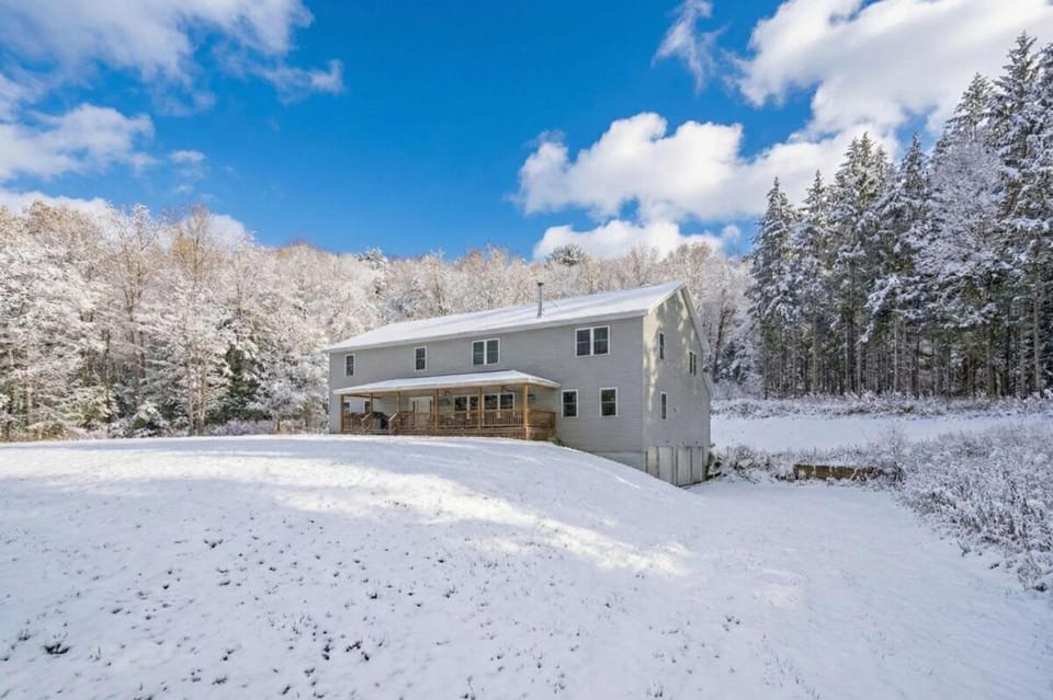 Spacious 9BR Catskills Retreat • Views + Game Room House in Pennsylvania