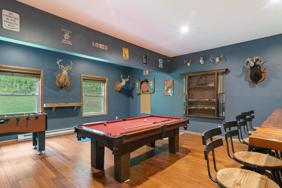 Spacious 9BR Catskills Retreat • Views + Game Room House in New York