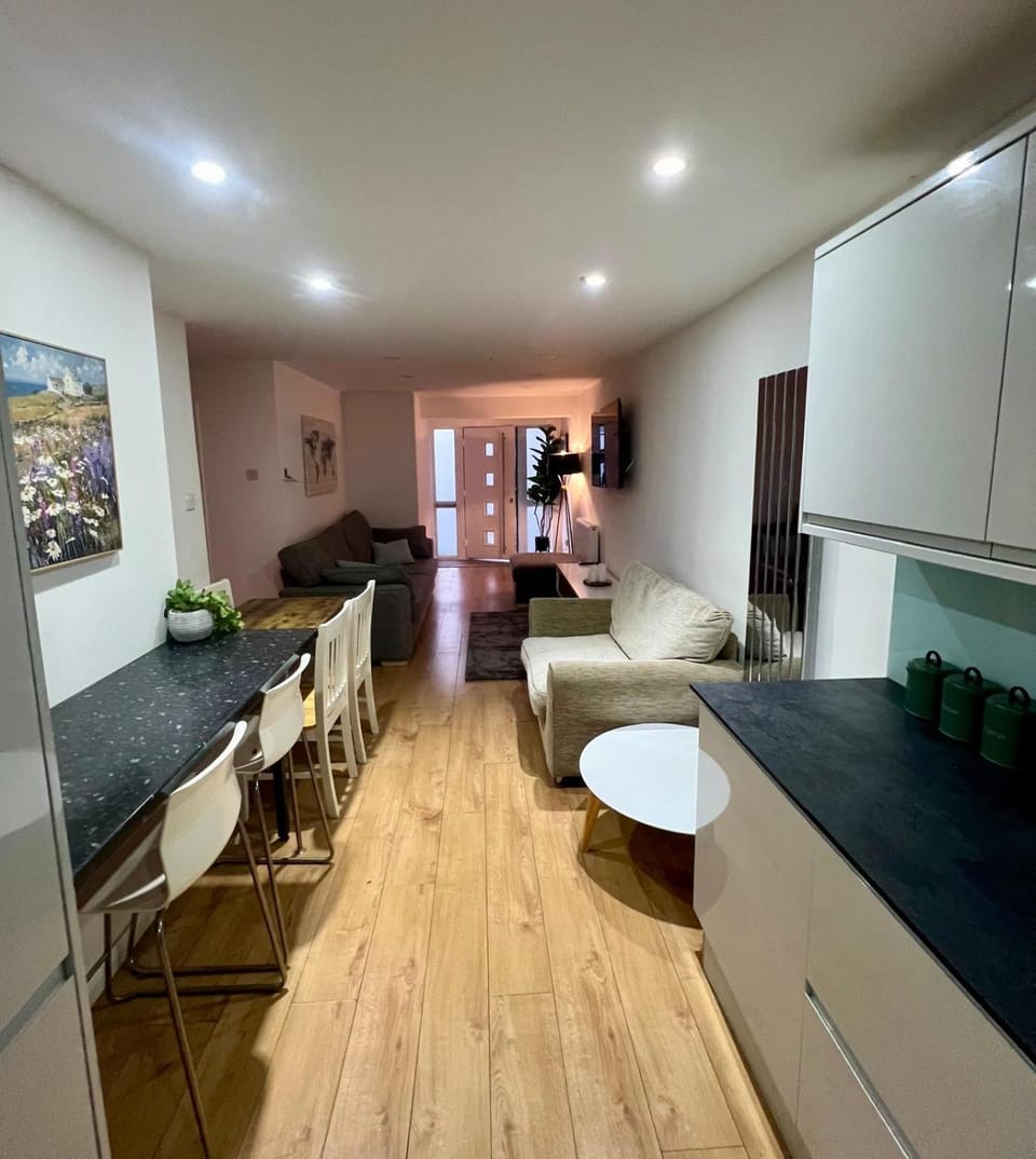 Modern, spacious 4 to 5 bed house in Bishops Stortford, close to Stansted House in East Hertfordshire District