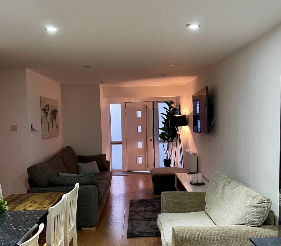 Modern, spacious 4 to 5 bed house in Bishops Stortford, close to Stansted House in East Hertfordshire District