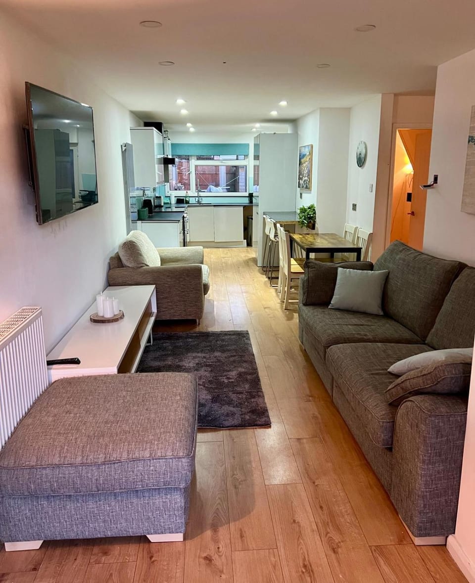 Modern, spacious 4 to 5 bed house in Bishops Stortford, close to Stansted House in East Hertfordshire District