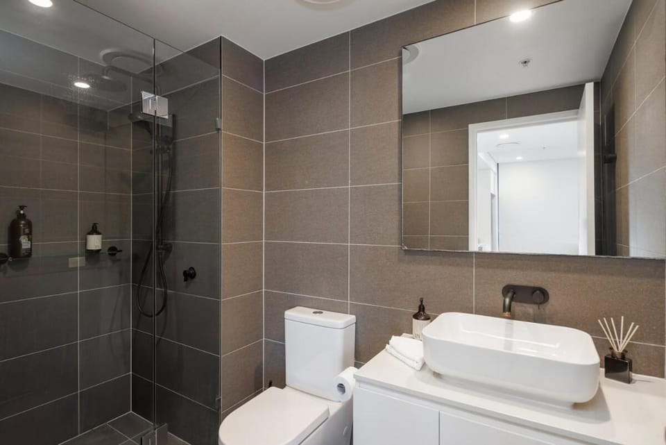Utopia Apartments 2 Bed, 2 Bath, Parking, Pool, Gym Apartment in Brisbane