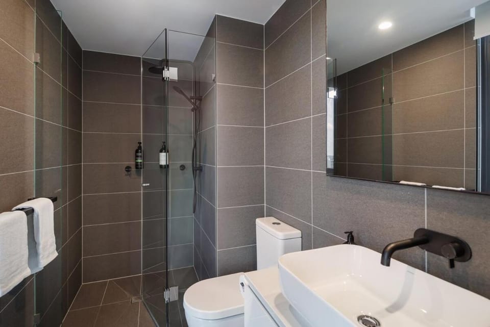 Utopia Apartments 2 Bed, 2 Bath, Parking, Pool, Gym Apartment in Brisbane