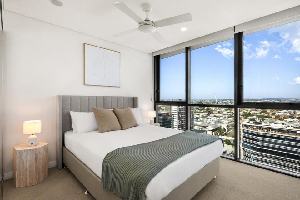 Utopia Apartments 2 Bed, 2 Bath, Parking, Pool, Gym Apartment in Brisbane