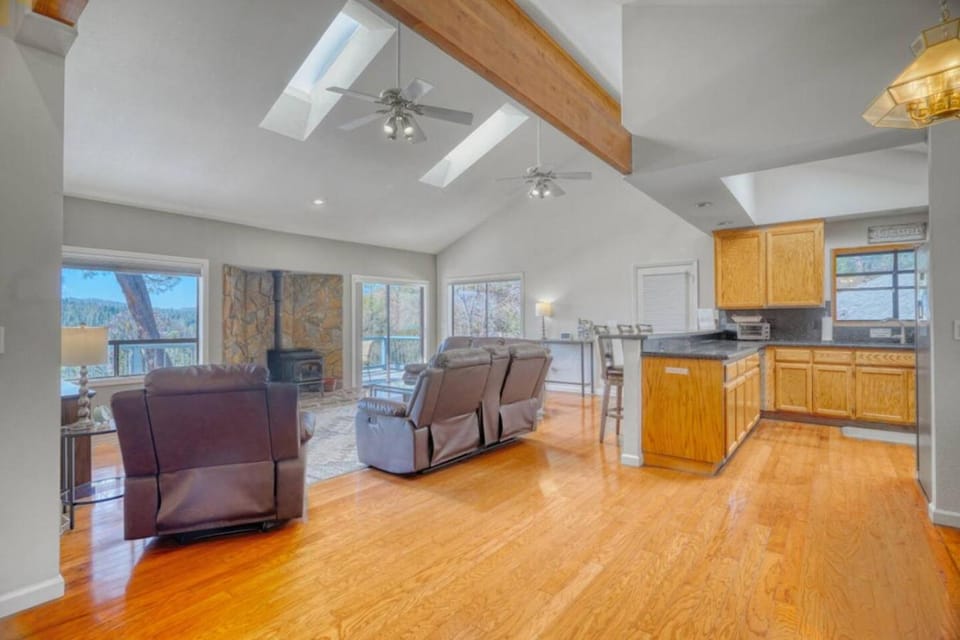 5 Bdr Yosemite Peaks Pool Table, Vaulted Ceilings House in Groveland