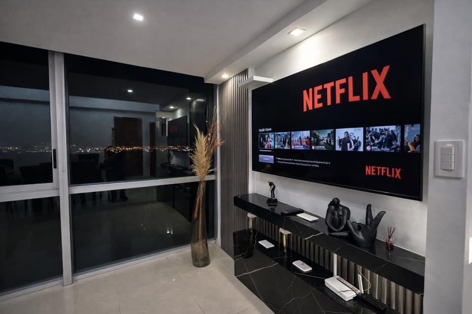 Communal lounge/ TV room, TV and multimedia, Decorative detail, Evening entertainment