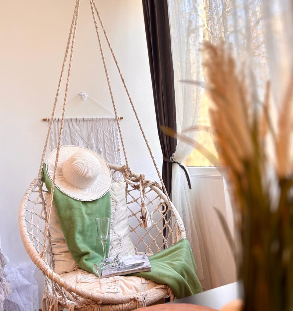 Spring, Summer, Garden, TV and multimedia, Coffee/tea facilities, View (from property/room), View (from property/room), Business facilities, Decorative detail, Decorative detail, Seating area, Dining area, On site, Pets, Garden view, Time of day, young children, young children, older children, older children, cot, Family, Inner courtyard view, pet friendly, sunbed, VIP, air conditioner
