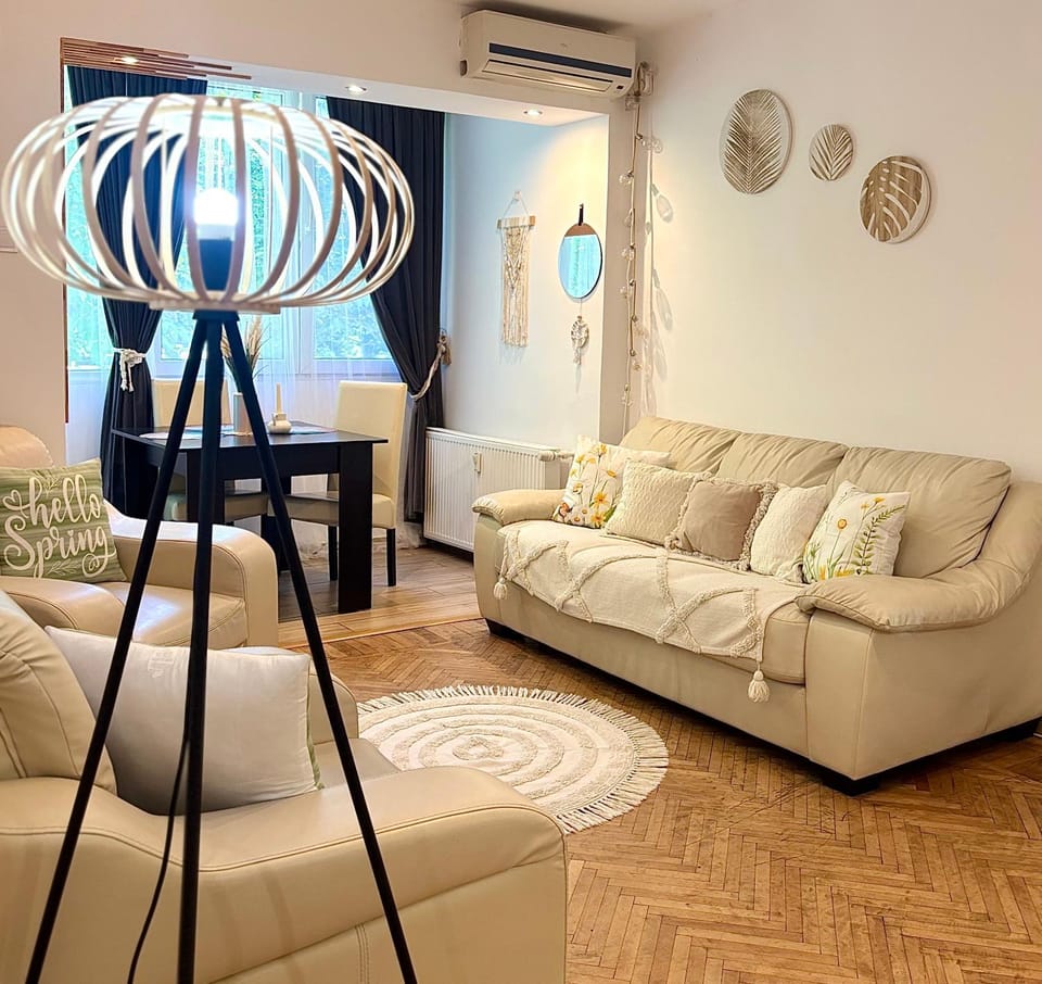 Living room, Decorative detail, Decorative detail, Seating area, Dining area, On site, Pets, hair dryier, toaster, air conditioner