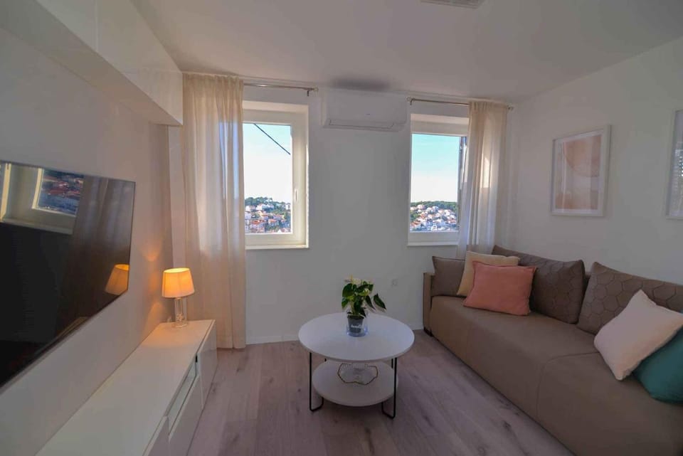 TV and multimedia, Living room, Seating area, air conditioner