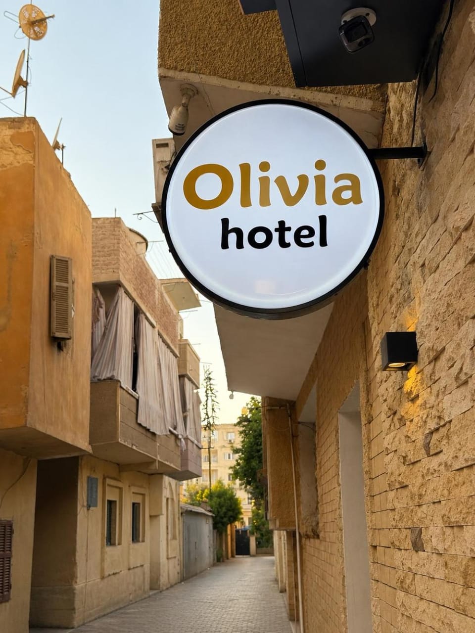 Property building, Day, Property logo or sign, Logo/Certificate/Sign, Text overlay, Street view, Certificate/Award