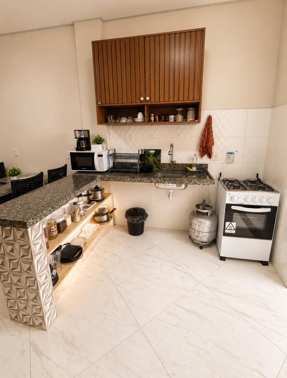 Coffee/tea facilities, Kitchen or kitchenette, microwave, oven, stove