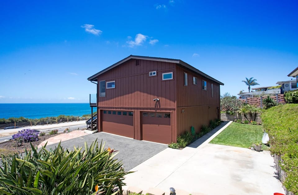 Catch some waves! Panoramic ocean views!- Cardiff Surfer House in Cardiff