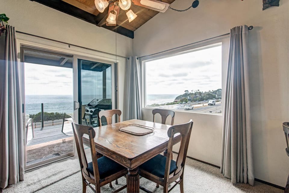 Catch some waves! Panoramic ocean views!- Cardiff Surfer House in Cardiff