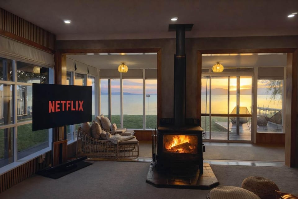 Stillwater Cottage - Stunning Lakefront Location with Spa & Kayaks House in Rotorua