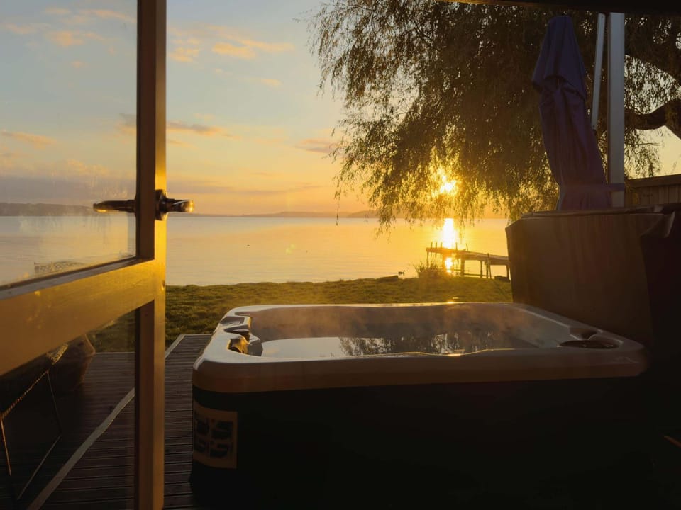 Stillwater Cottage - Stunning Lakefront Location with Spa & Kayaks House in Rotorua