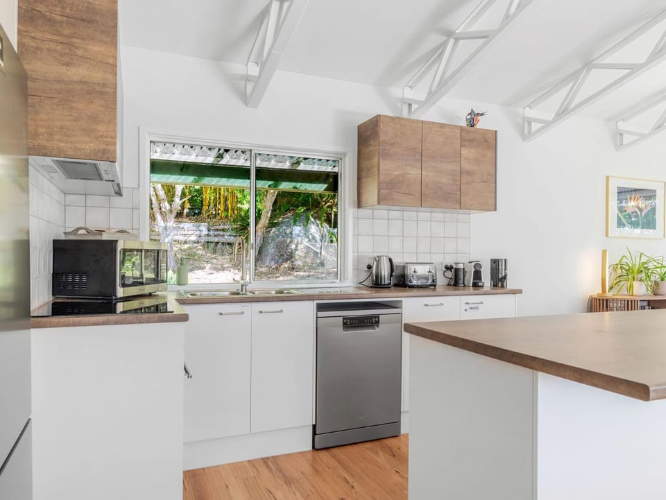 Coffee/tea facilities, Kitchen or kitchenette, dishwasher, stove, toaster