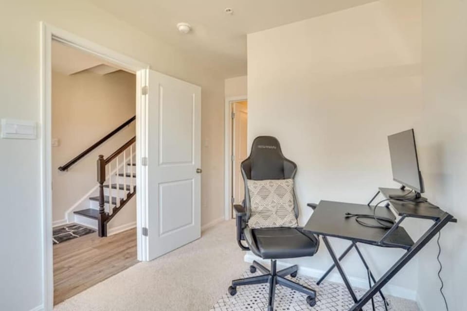 Modern 4BR Retreat Near Downtown Frederick House in Frederick
