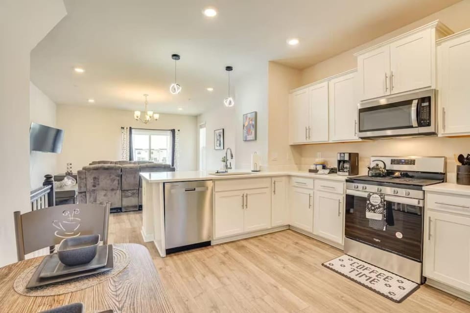 Modern 4BR Retreat Near Downtown Frederick House in Frederick