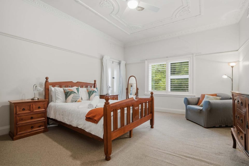 Selbrook - Walk to Town - Pet Friendly House in Orange