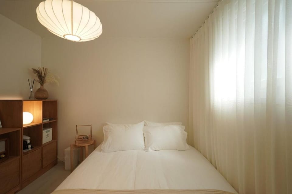 Warm Minimal Wood House near Hongdae, 3min Subway, Airport Bus 6 mins Apartment in Seoul