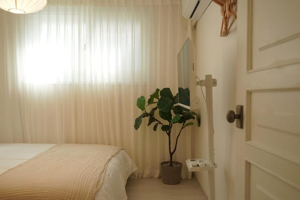 Warm Minimal Wood House near Hongdae, 3min Subway, Airport Bus 6 mins Apartment in Seoul