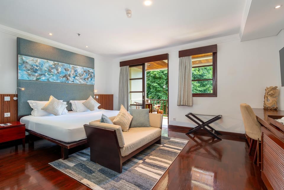 Bed, Photo of the whole room, Seating area, Bedroom