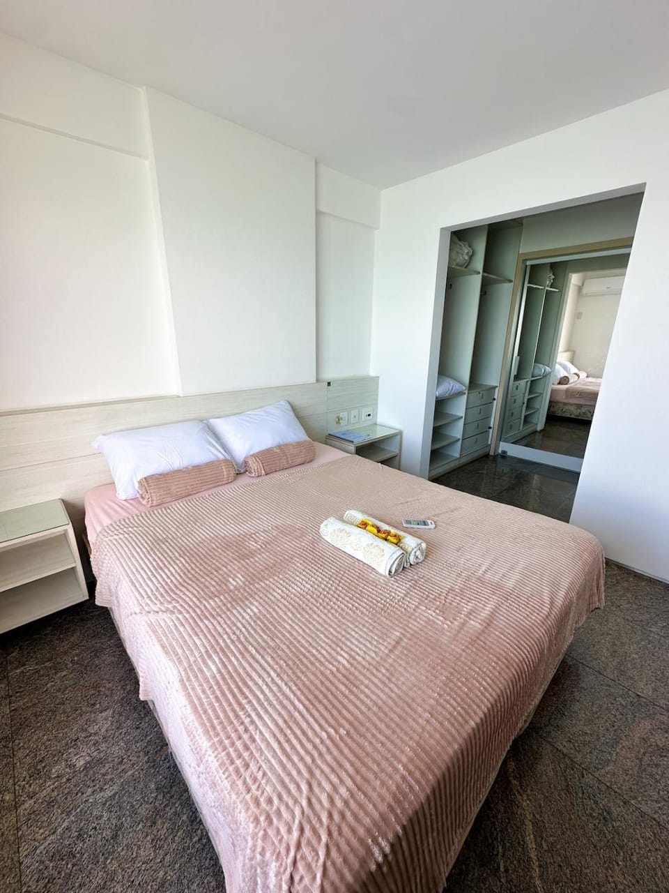 Bed, Bedroom, towels