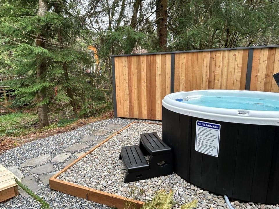 Cozy Creekside Cabin Pool, Hot Tub, Renovated Cabin in Mount Hood Village