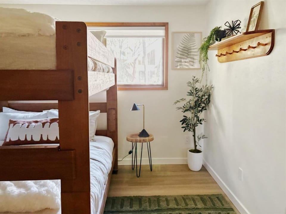 Cozy Creekside Cabin Pool, Hot Tub, Renovated Cabin in Mount Hood Village