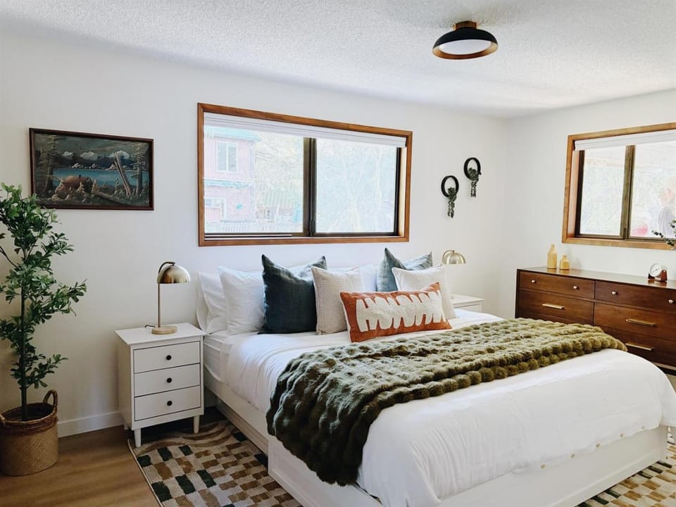 Cozy Creekside Cabin Pool, Hot Tub, Renovated Cabin in Mount Hood Village