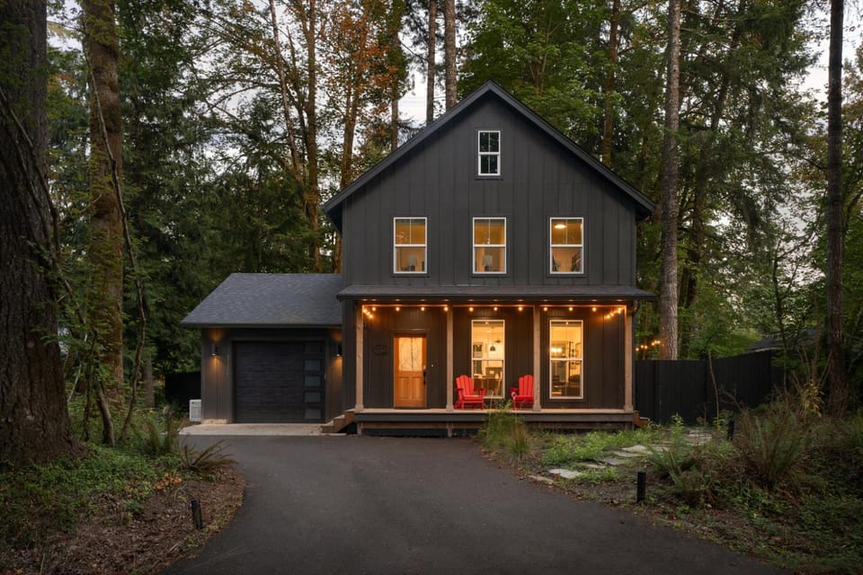 2 Homes in 1 2 Hot Tubs, Creekside Deck, Upscale Country House in Mount Hood Village