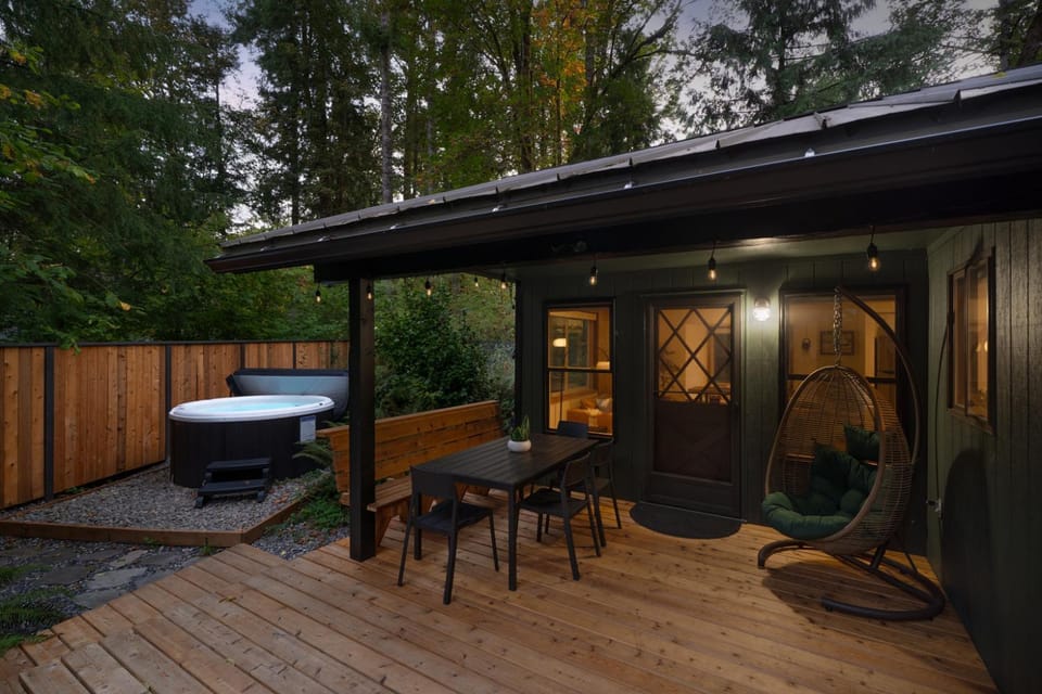 2 Homes in 1 2 Hot Tubs, Creekside Deck, Upscale Country House in Mount Hood Village