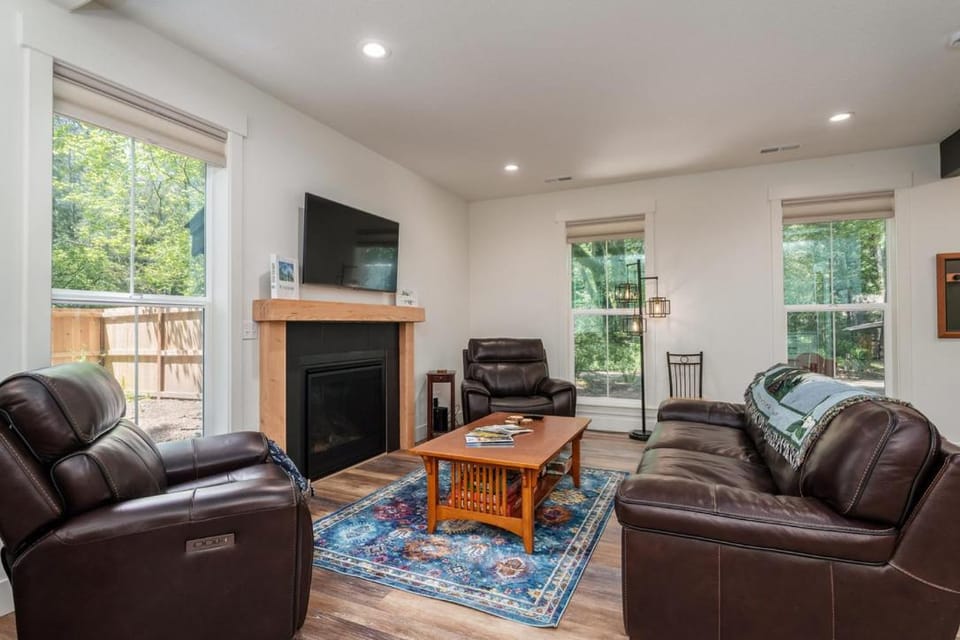 2 Homes in 1 Creekside Deck 2 Hot Tubs Country House in Mount Hood Village