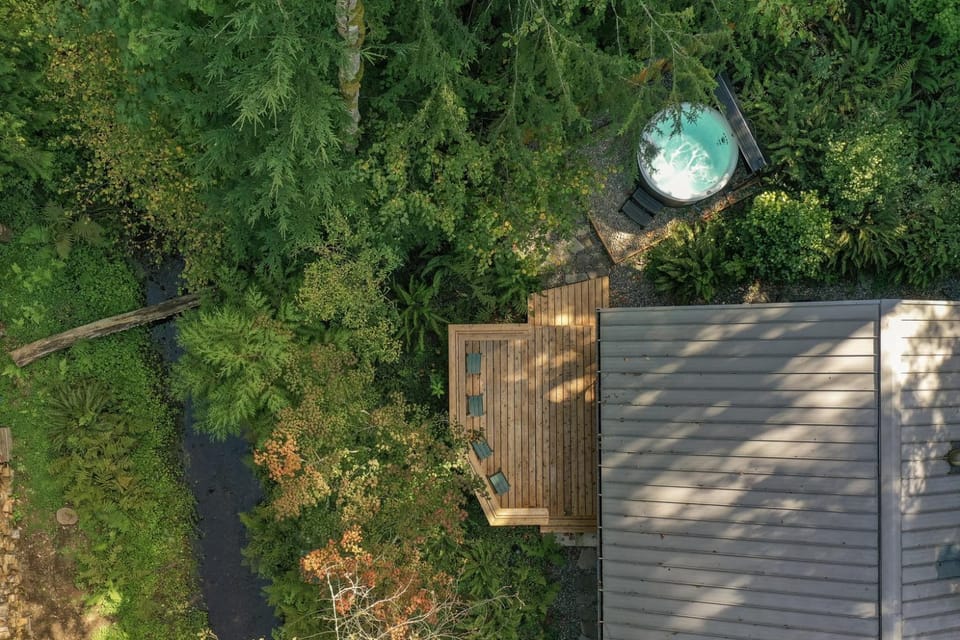 2 Homes in 1 2 Hot Tubs, Creekside Deck, Upscale Country House in Mount Hood Village