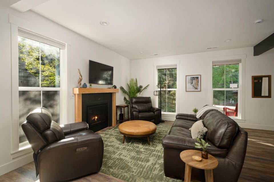 Luxury Cabin with Hot Tub, Fire Pit, Fireplace Cabin in Mount Hood Village