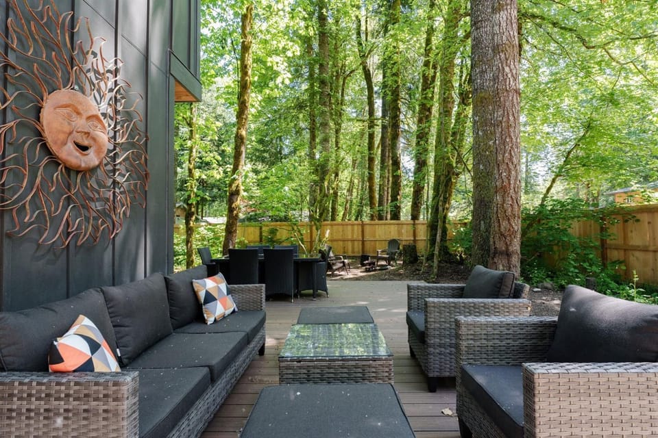 Upscale Home Pool, Hot Tub, Fire Pit & Fireplace House in Mount Hood Village
