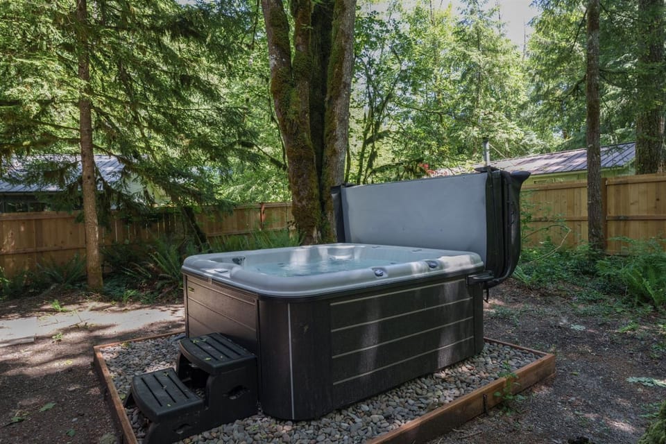 Upscale Home Pool, Hot Tub, Fire Pit & Fireplace House in Mount Hood Village