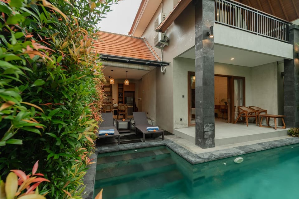 Property building, Swimming pool, sunbed