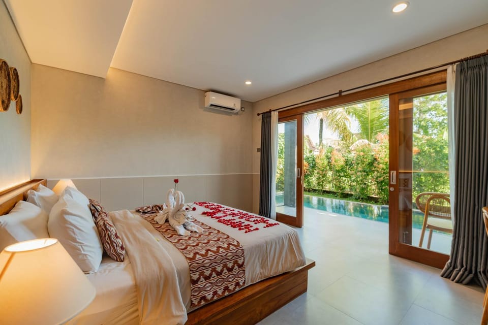 Bed, Bedroom, Pool view