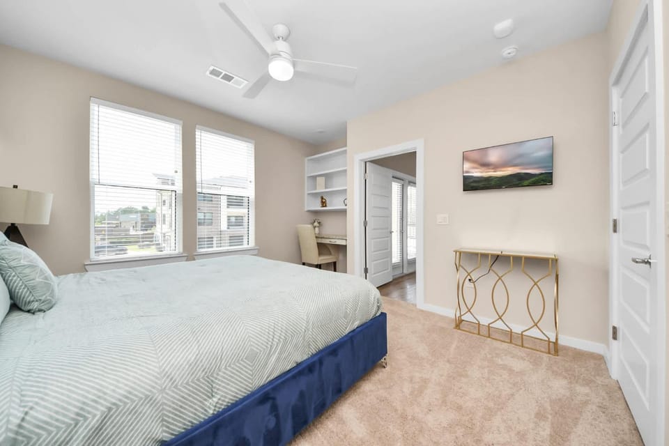 Luxury 2BR Retreat with King Beds Fast Wiff Resort Pool Apartment in Conroe