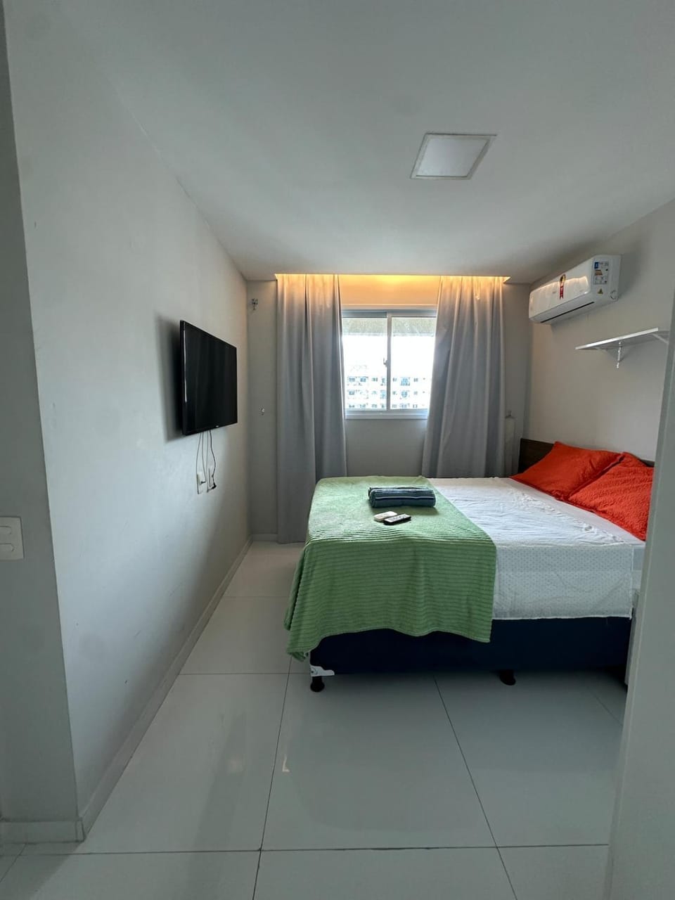 Bed, TV and multimedia, Photo of the whole room, Bedroom, towels