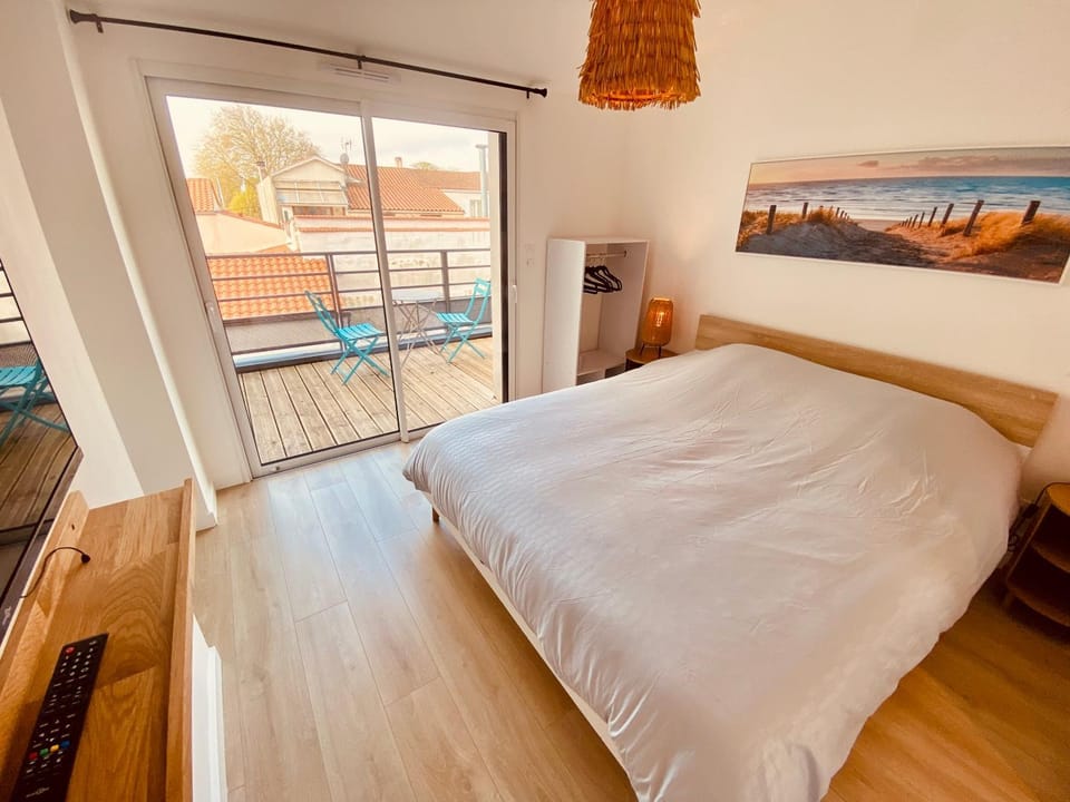 Bed, Balcony/Terrace, Photo of the whole room, Bedroom