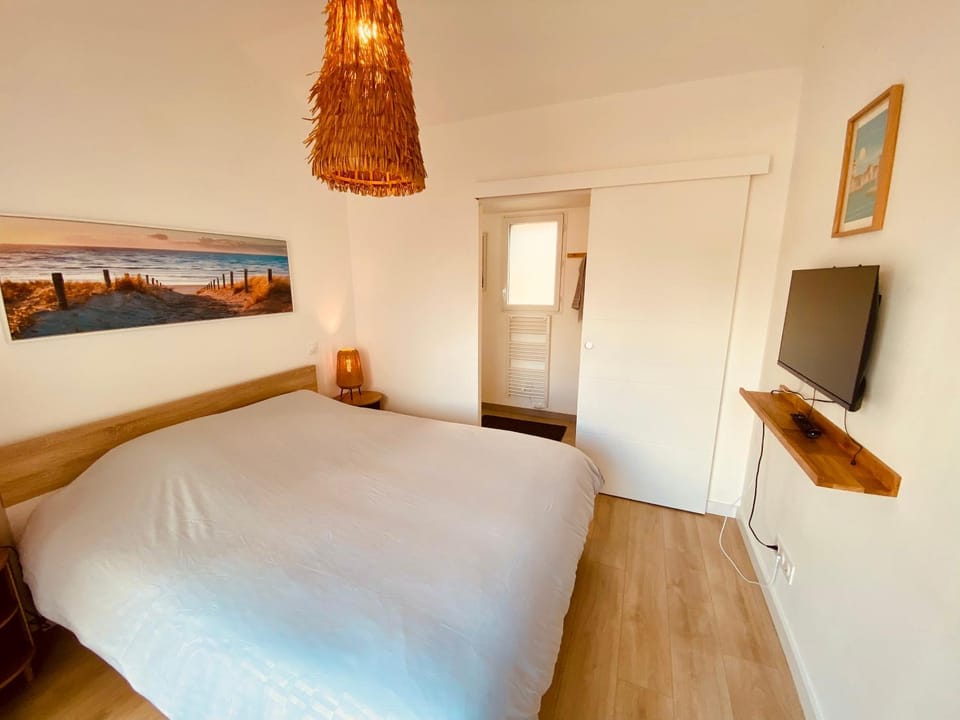 Bed, TV and multimedia, Photo of the whole room, Bedroom