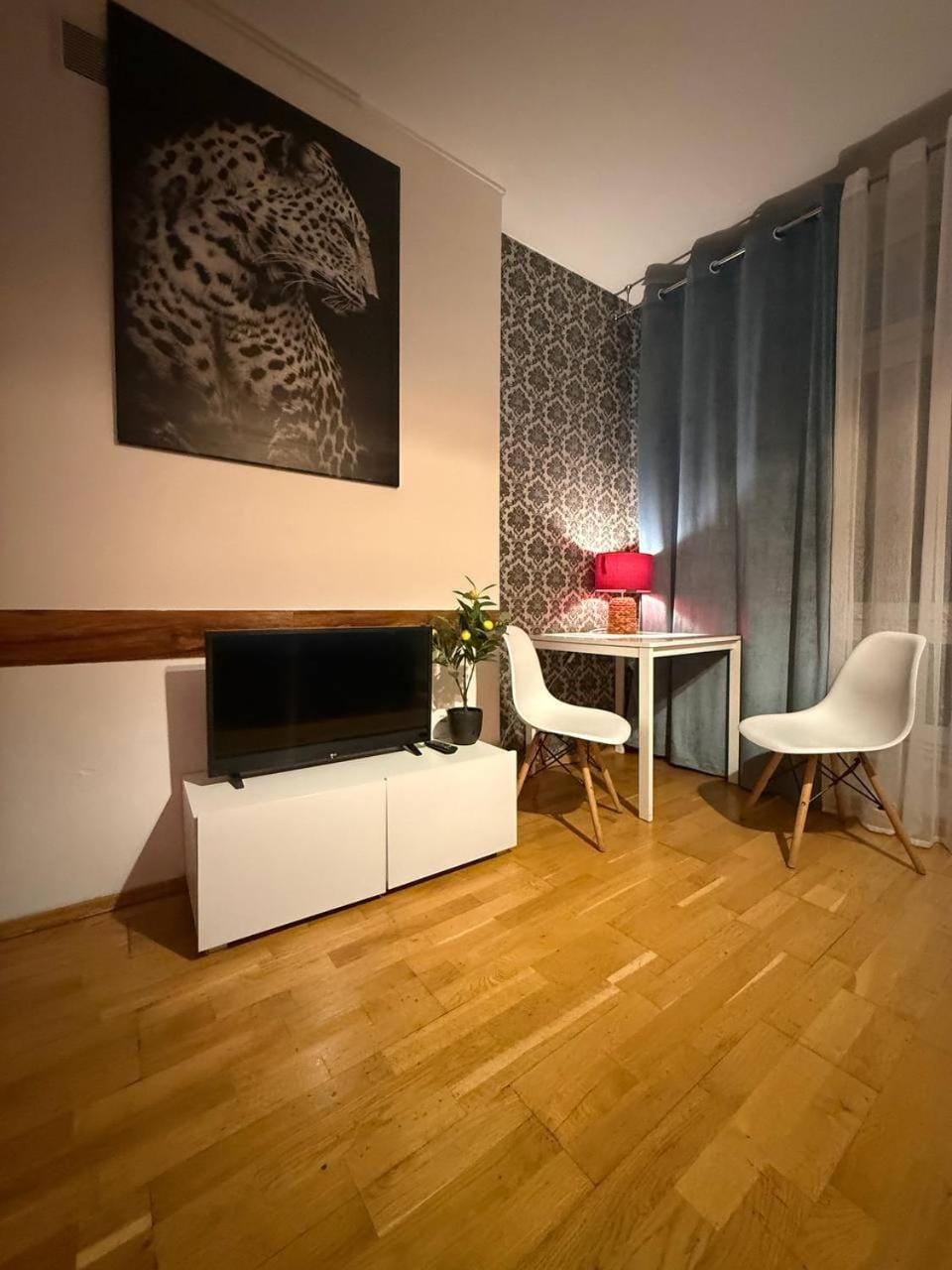 Scenic Avenue Apartment in Warsaw